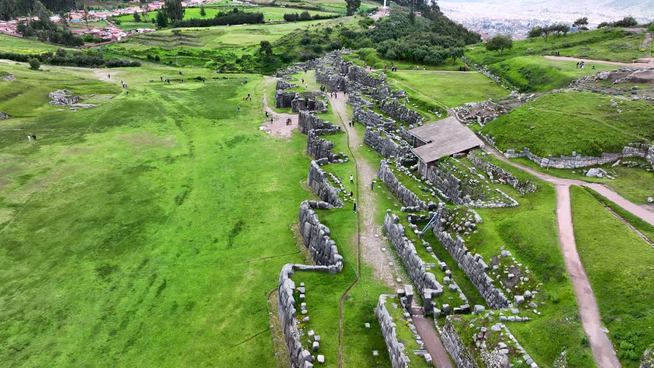 sacsayhuaman 또는 saqsaywaman은 마추 픽추로 잉카의 유적 건설 중 하나입니다