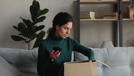 la mujer comprueba las mercancías en el paquete use la aplicación móvil en el teléfono