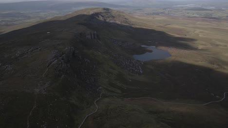 Colinas-Y-Laderas-De-Montañas-Con-Un-Pequeño-Lago-En-El-Sendero-Del-Paseo-Marítimo-De-Cuilcagh,-Irlanda-Del-Norte