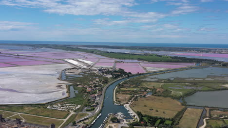 Mittelmeerküste-Salin-Du-Midi-Rosa-Salzteiche-Bereit-Zur-Ernte-Frankreich-Luftaufnahme