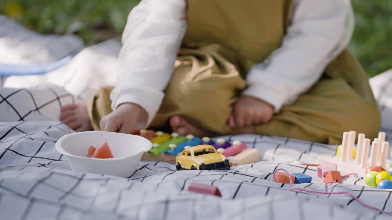 공원에서 작은 소녀