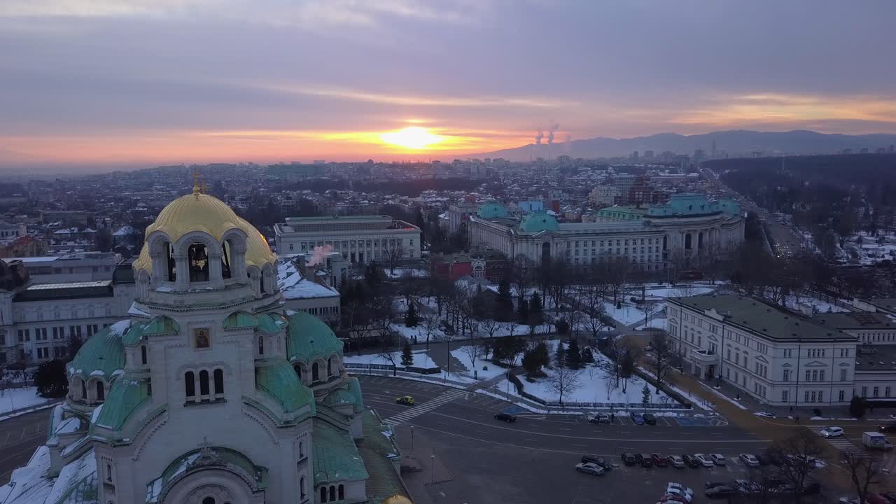 amanecer en sofia, bulgaria, alexander nevsky, vista desde drone