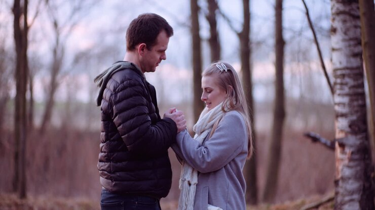 молодые люди обнимаются в осеннем лесу 1