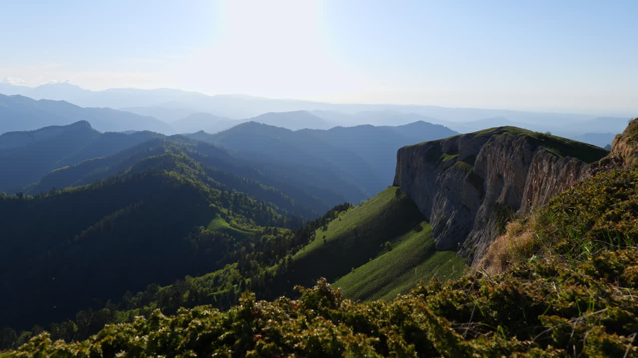 Panoramiczny krajobraz skalistych dolin i lasów Gór Kaukazu, w słoneczny wieczór.
