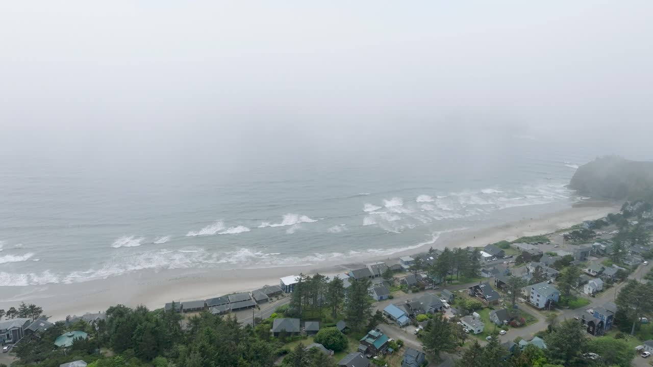 해안 언덕에 자리 잡은 작은 마을과 마을