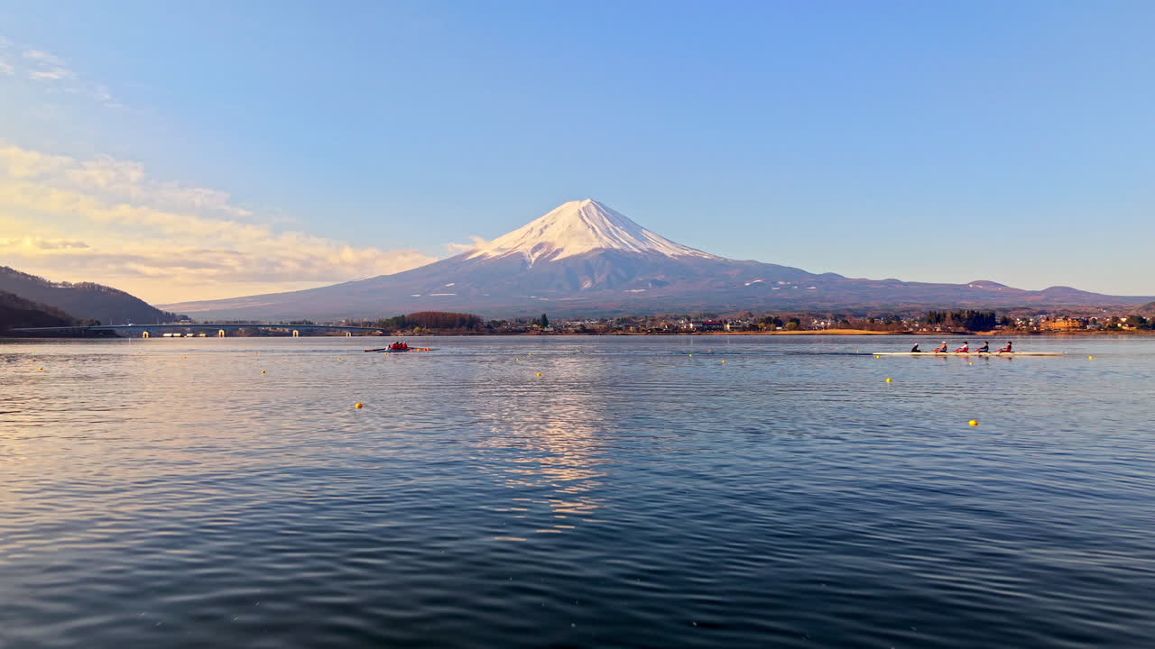 Vista aerea con drone del lago Kawaguchiko in Giappone con il Monte Fuji sullo sfondo in un time-lapse diurno