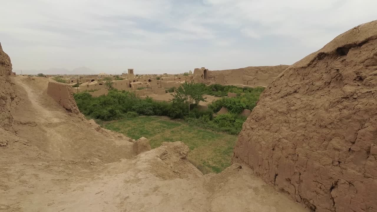 las antiguas ruinas de meybod