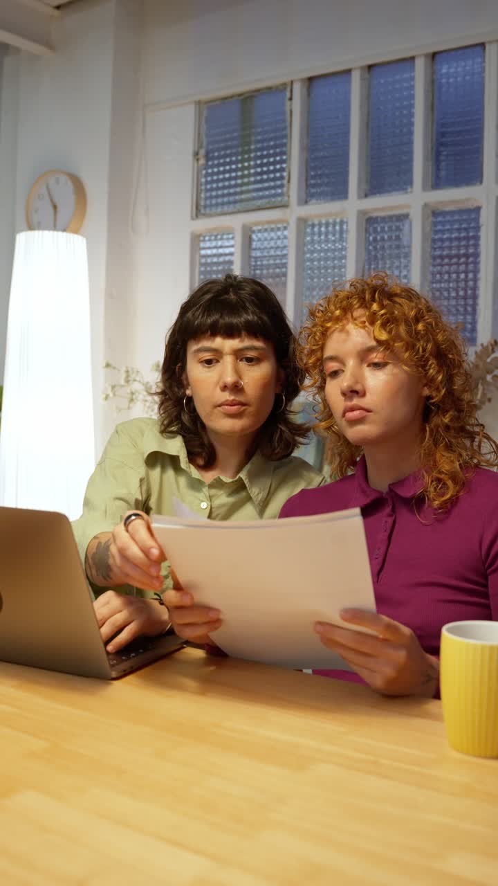 dos mujeres trabajando juntas en una oficina