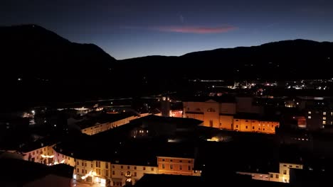 la ciudad italiana de malo iluminada al crepúsculo