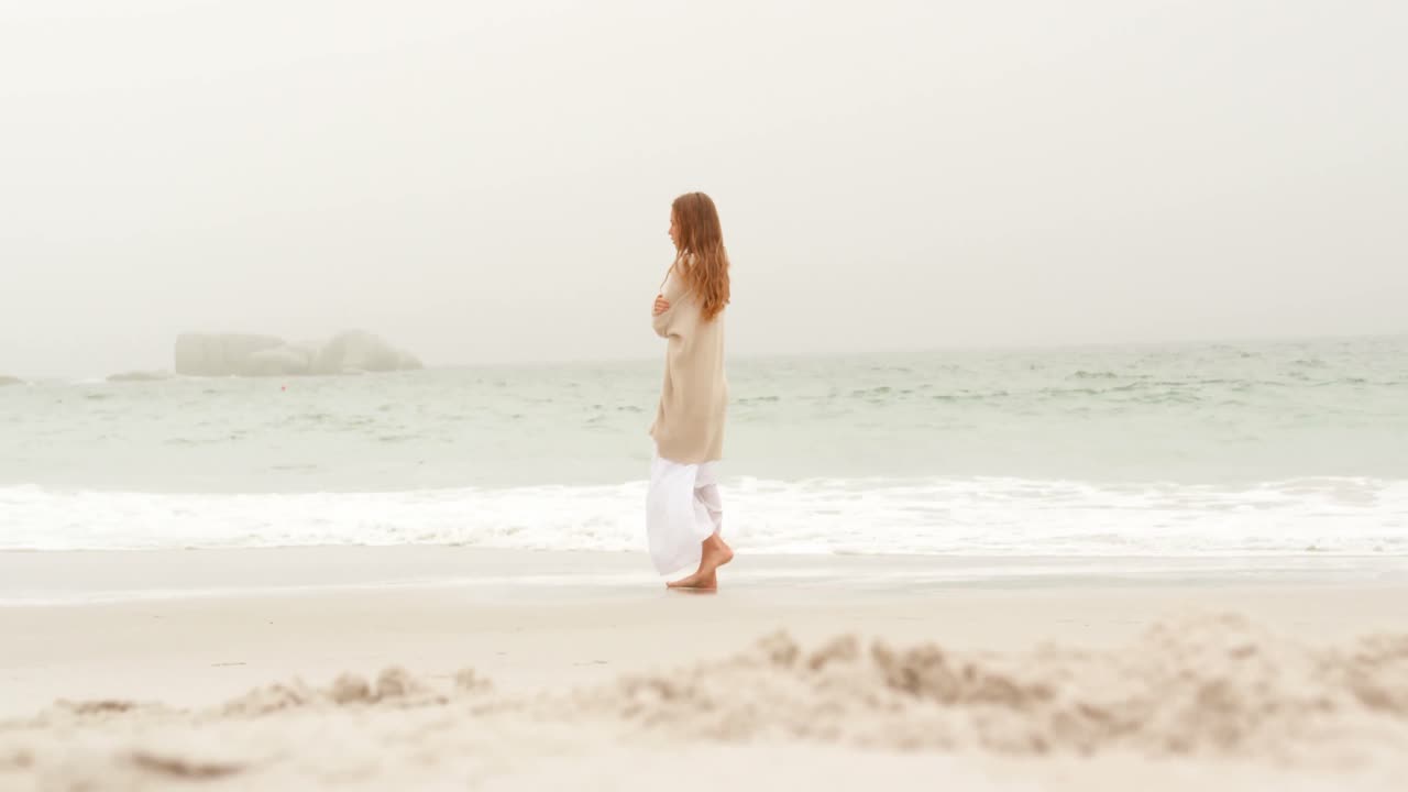 해변에서  ⁇ 고 있는 백인 여성의 측면 뷰 4k