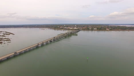 Luftaufnahme-Von-Autos,-Die-Von-Lady&#39;s-Island-über-Den-ICW-River-über-Die-Richard-V.-Woods-Memorial-Swing-Bridge-In-Richtung-Beaufort,-SC-Fahren