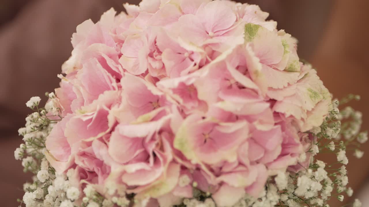 부드러운 분홍색 호드렌지 꽃줄이 부드럽게 잡히고, 섬세한 아기 호흡으로 장식되어 있습니다.