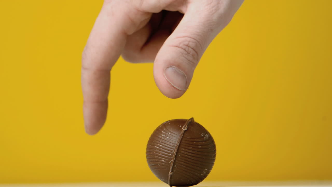 huevo de pascua en fondo amarillo