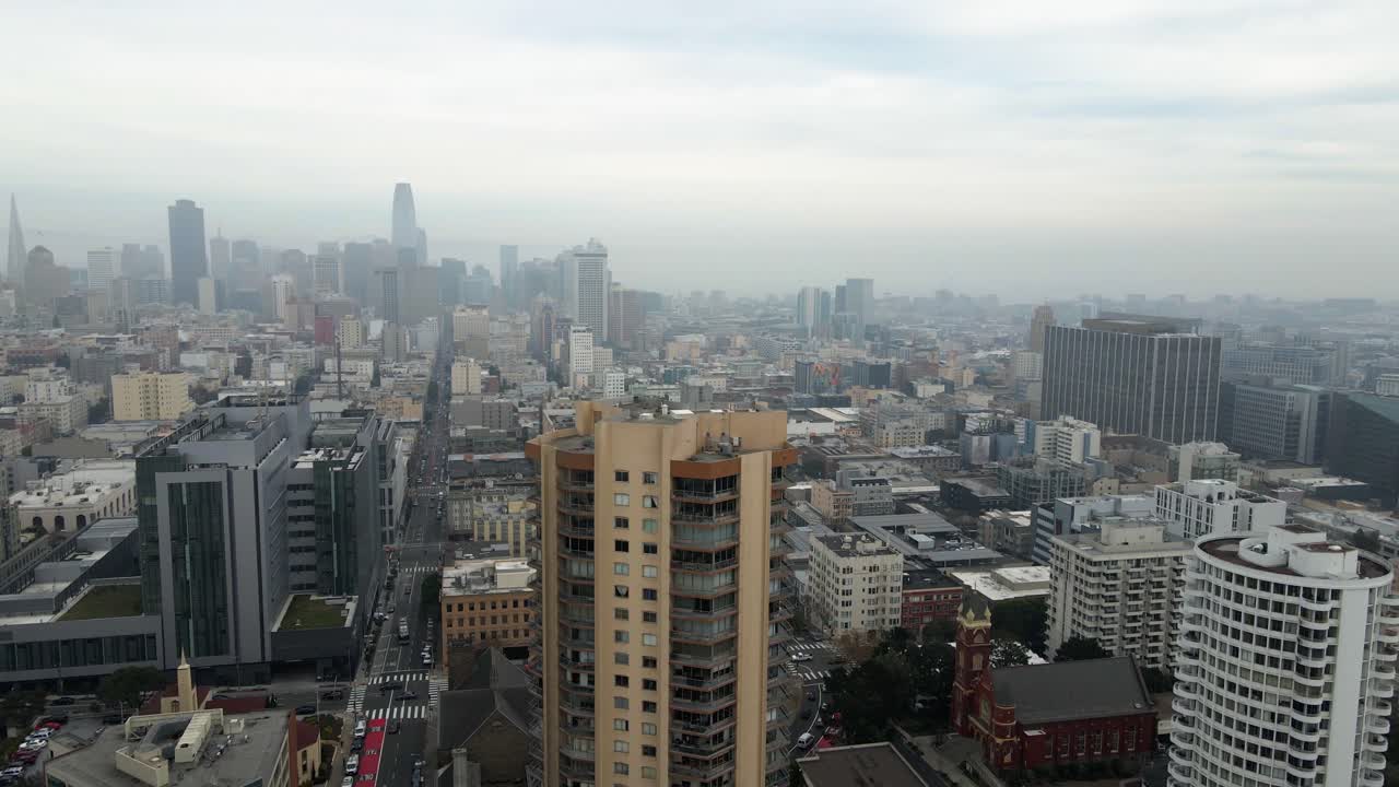 Vista aerea che rivela il quartiere di Tenderloin nella nuvolosa San Francisco - ripresa con drone in salita e inclinazione
