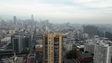 vista aérea que revela el distrito de lomo en el nublado san francisco - levantamiento, inclinación, disparo de drones