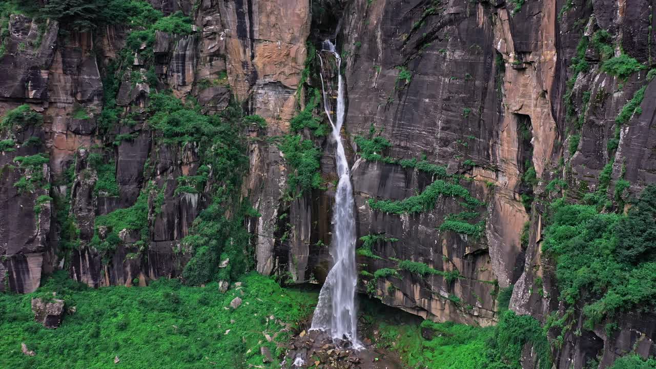 Manali, Himachal Pradesh'teki Jogini Şelalesi'nin havadan görünümü - drone ile Jogini Şelalesi çekimi.