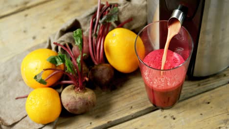 el fabricante de jugo vierte jugo en el vaso 4k