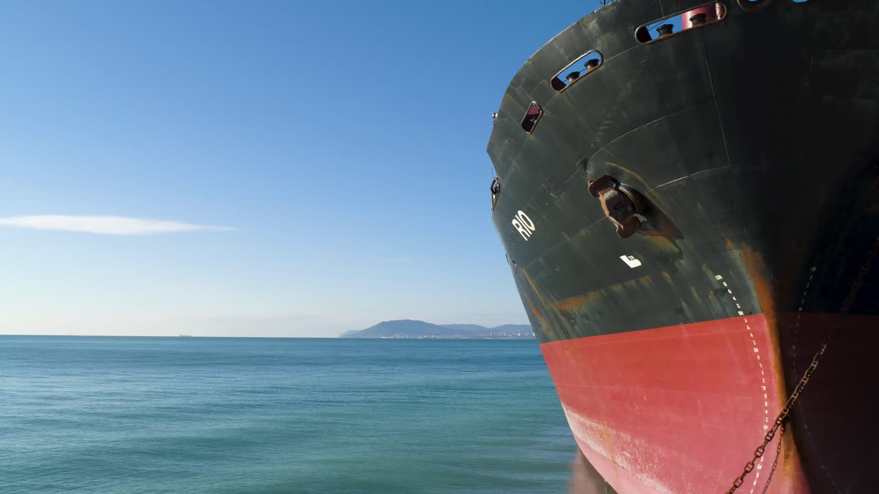 항구에 있는 화물선