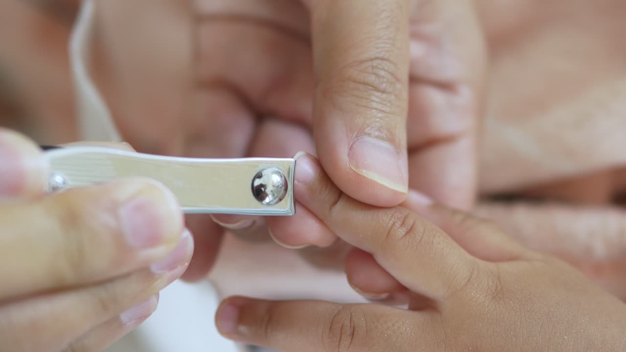 Impara come tagliare in sicurezza le unghie del tuo bambino per un'esperienza confortevole.