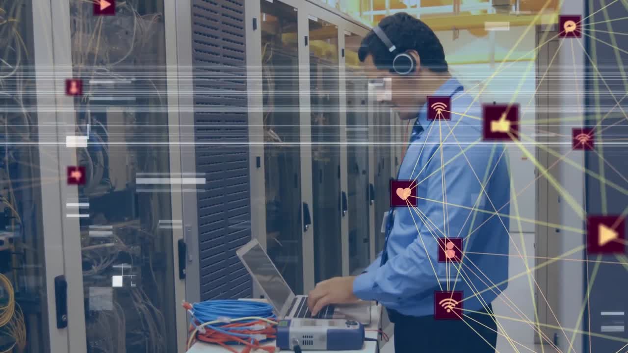 animación de la red de conexiones con iconos sobre ingeniero caucásico por servidores informáticos