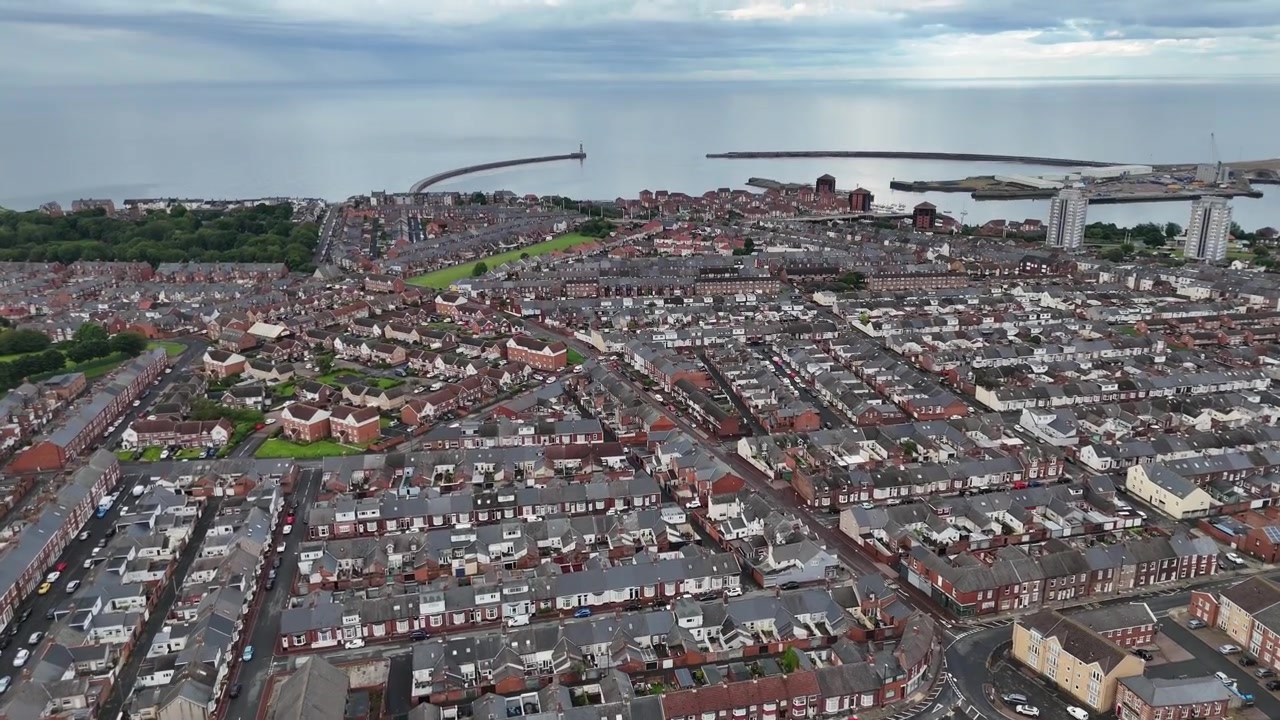 Droneopptak fra luften av Sunderland, en britisk by i Nordøst-England, Storbritannia, i Tyne and Wear, inkludert Seaburn, Hendon, Roker, Stadium of Light og SAFC