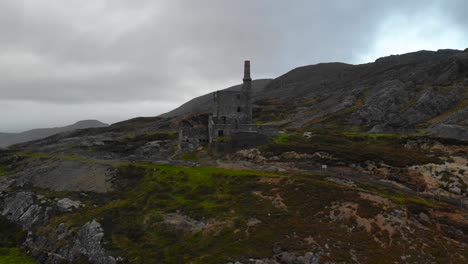 ruinas del viejo edificio de la mina