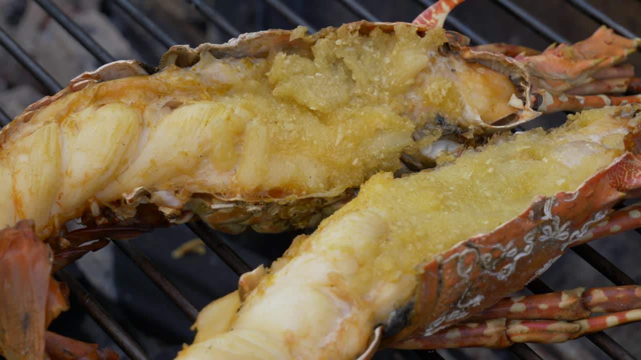 태국 스트리트 레스토랑 부스: 석탄 위에 구운 골든 로버트, 치즈 코팅과 함께 나무 석탄 불에 요리