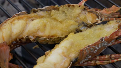 tailandia restaurante de la calle puesto de langosta dorada a la parrilla en carbón cocinar en fuego de carbón con recubrimiento de queso