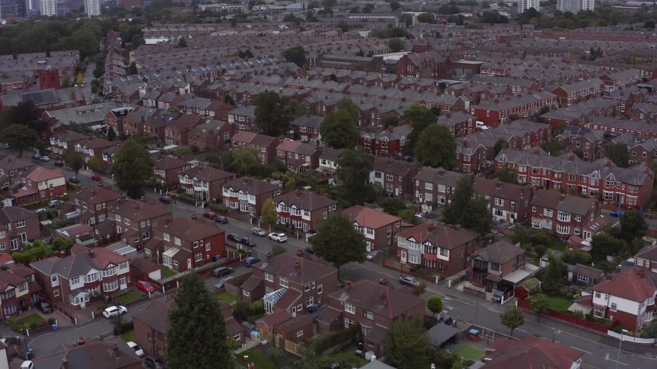 올드 트래포드 교외를 패닝하는 드론 샷 02