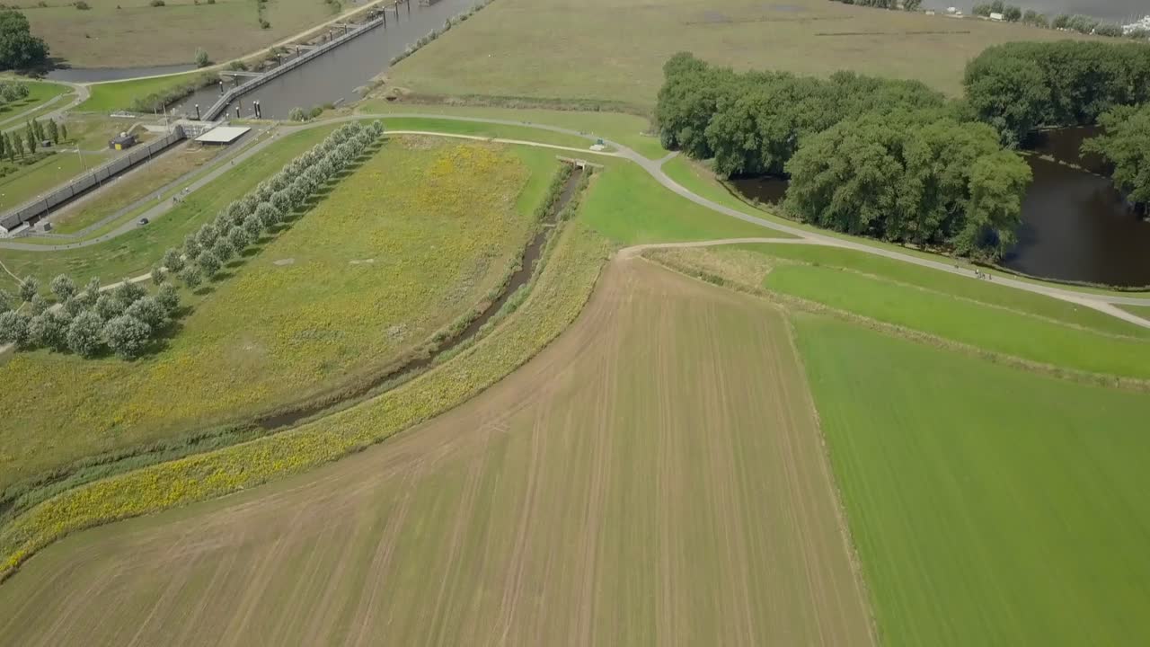 vista aérea de drones del paisaje cerca del canal maxima en el norte de brabante, los países bajos, europa