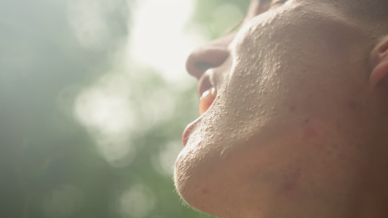 손톱을 물어뜯는 긴장한 백인 남성, 햇빛이 비치는 림 라이트가 있는 야외 인물 사진, 의사 결정, 불안에 대처, 재정비하는 운동선수, 숨을 참는 배우, 클로즈업 프로필을 묘사하는 프레임