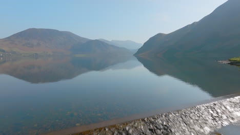 Ennerdale-Water-Lake-District-Unesco-Nationalpark,-Antenne-Am-Frühen-Morgen-Nach-Vorne-über-Den-Staudamm-Des-Sees,-Der-Wie-Ein-Infinity-Pool-Aussieht