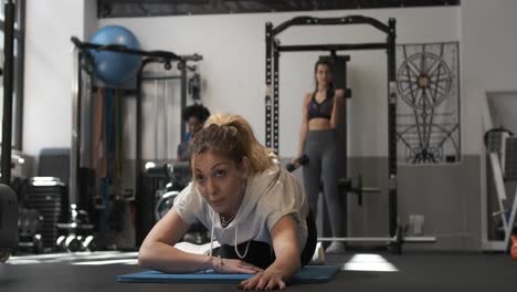 mujeres estirándose en un gimnasio