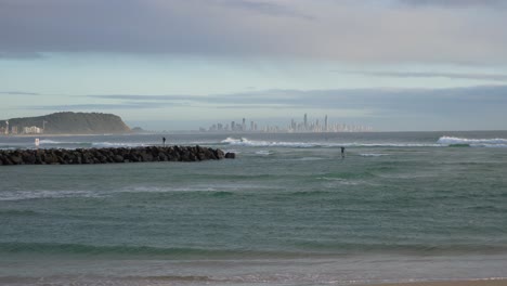 Surfistas-Cabalgando-Sobre-Las-Olas-Del-Mar-En-La-Playa-De-Currumbin---Surf-En-La-Costa-De-Oro,-Queensland---Plano-General