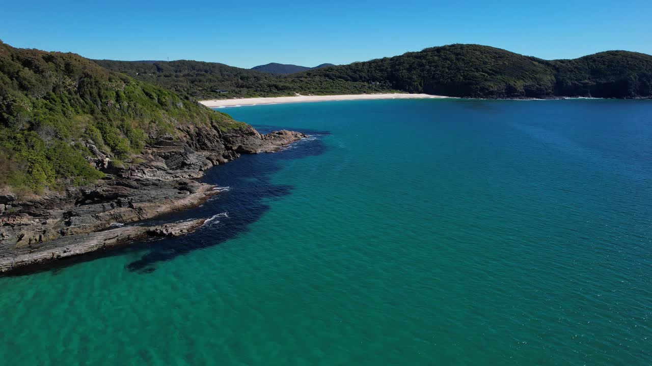1번 해변 - seal rocks - mid north coast - new south wales - nsw - australia - push in reveal aerial shot