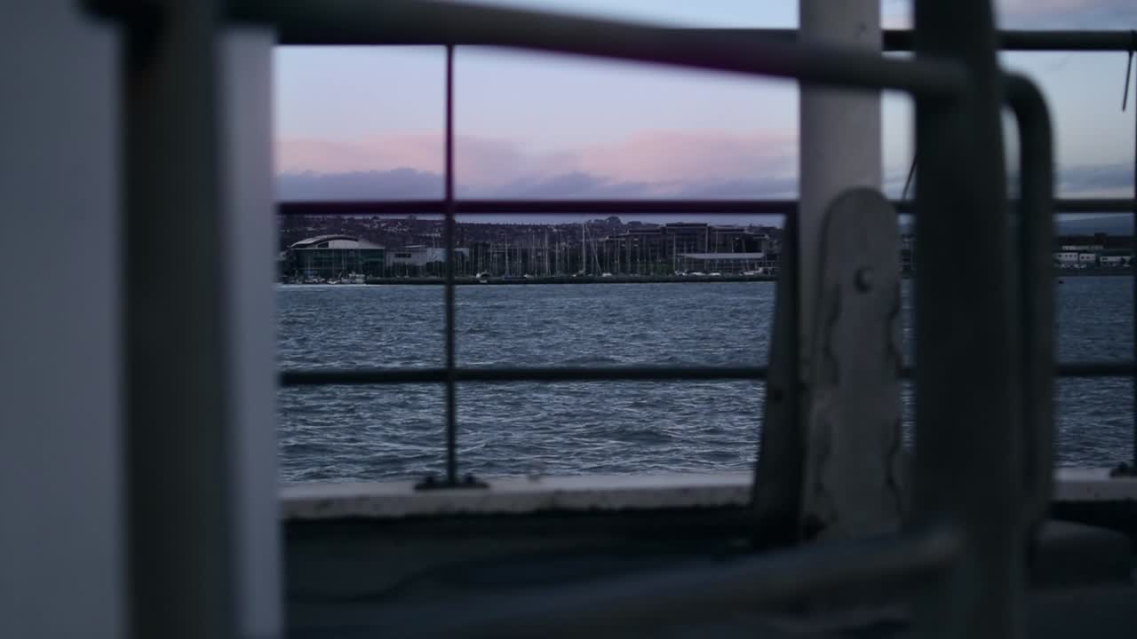 Hafenansichten durch das Geländer hindurch