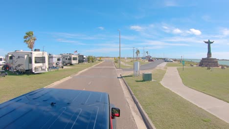 punto de vista desde la azotea del vehículo mientras se conduce a través del parque isla blanca en invierno - isla del padre sur, texas