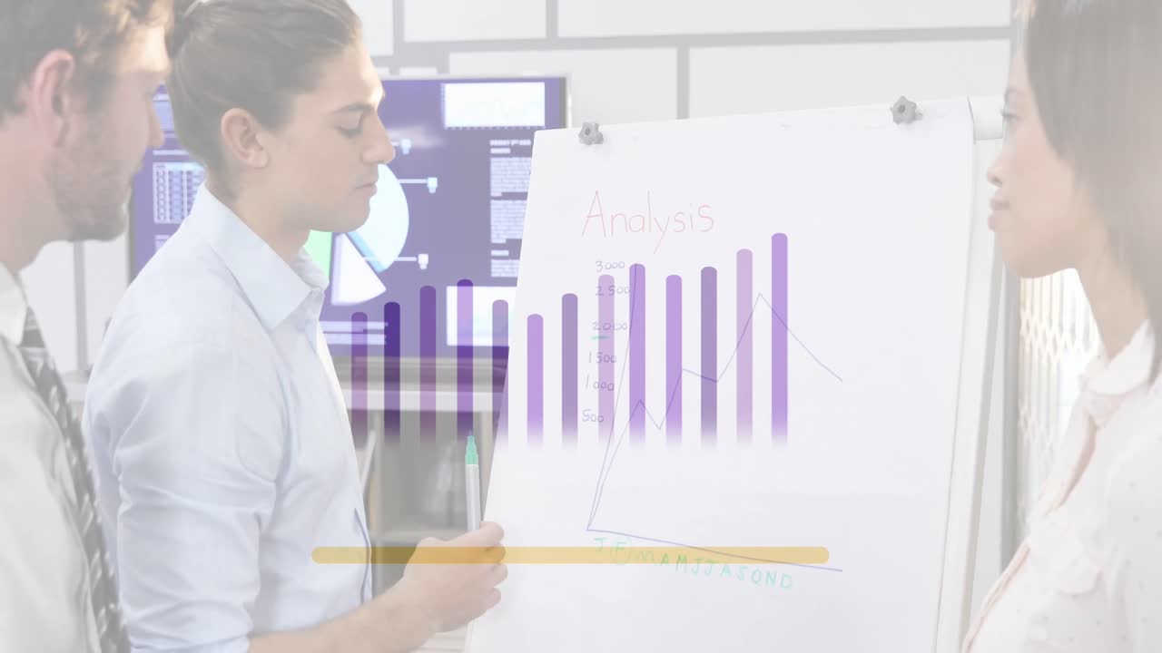 animación del procesamiento de datos financieros sobre diversas personas de negocios que se reúnen en la oficina