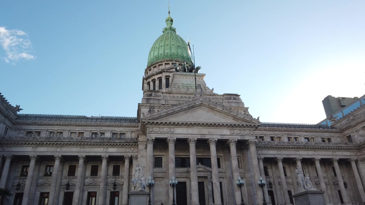 Vista de la Bandera Nacional Argentina en la Cúpula del Palacio del Congreso, Buenos Aires, Argentina.