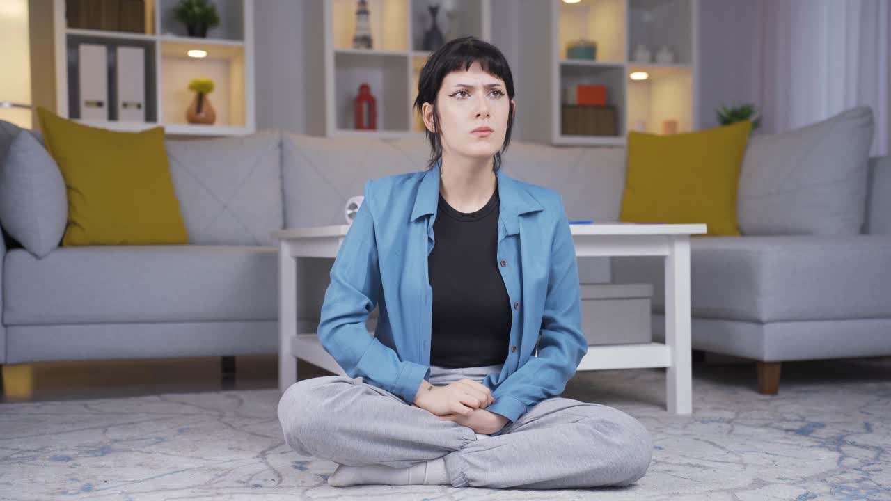 좌절한 젊은 여성은 화를 내죠.