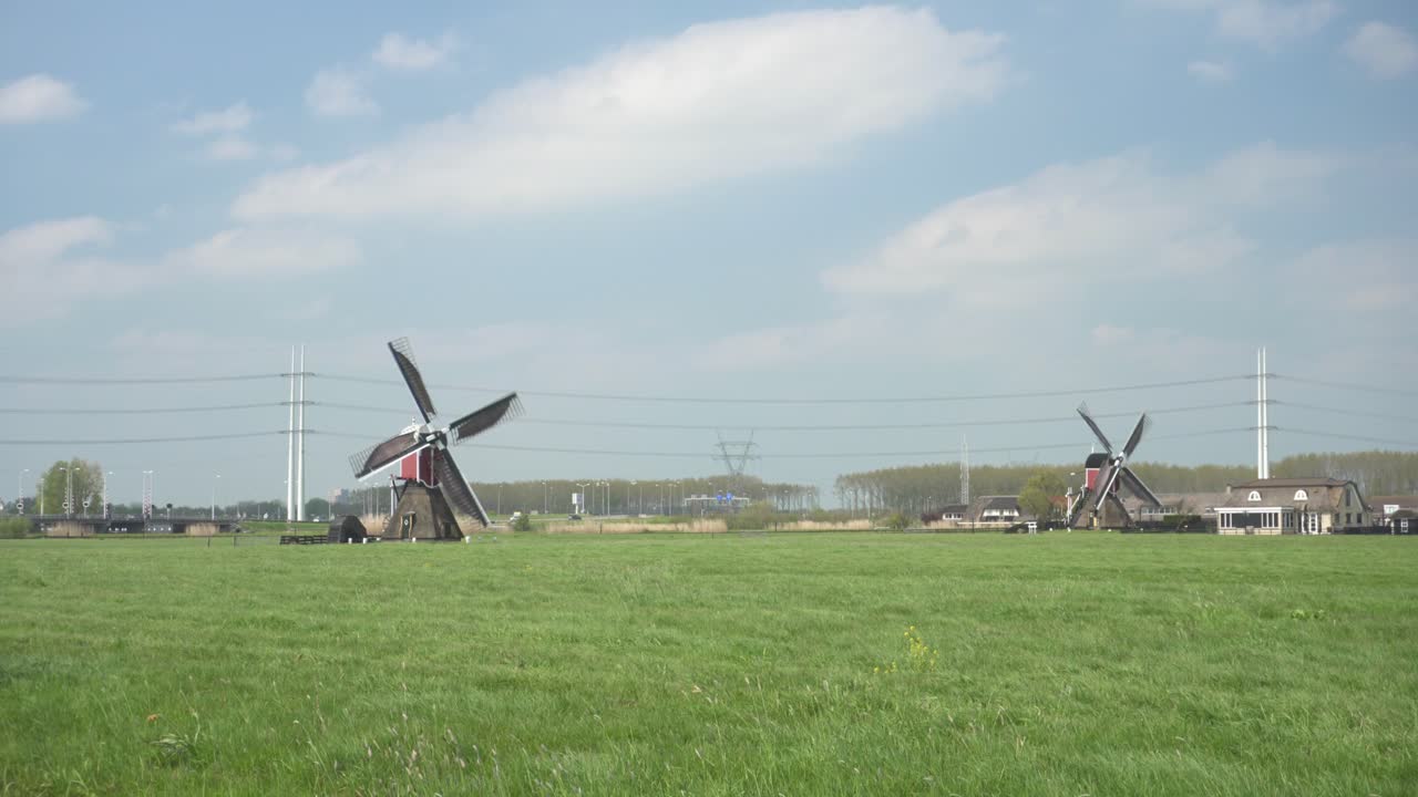 초원에 전통적인 네덜란드 풍차