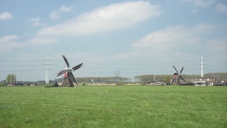 Traditionelle-Holländische-Windmühle-Auf-Grasland