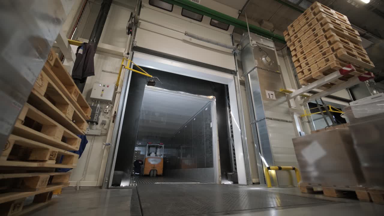 рабочий склад, нет людей на складе, большой современный склад