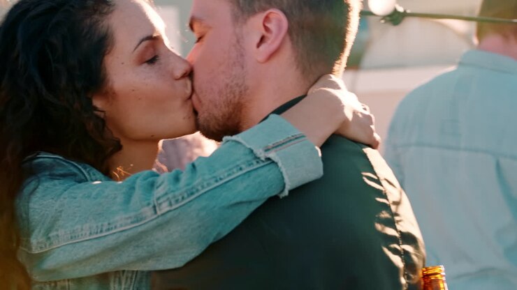 baile, fiesta y beso de pareja
