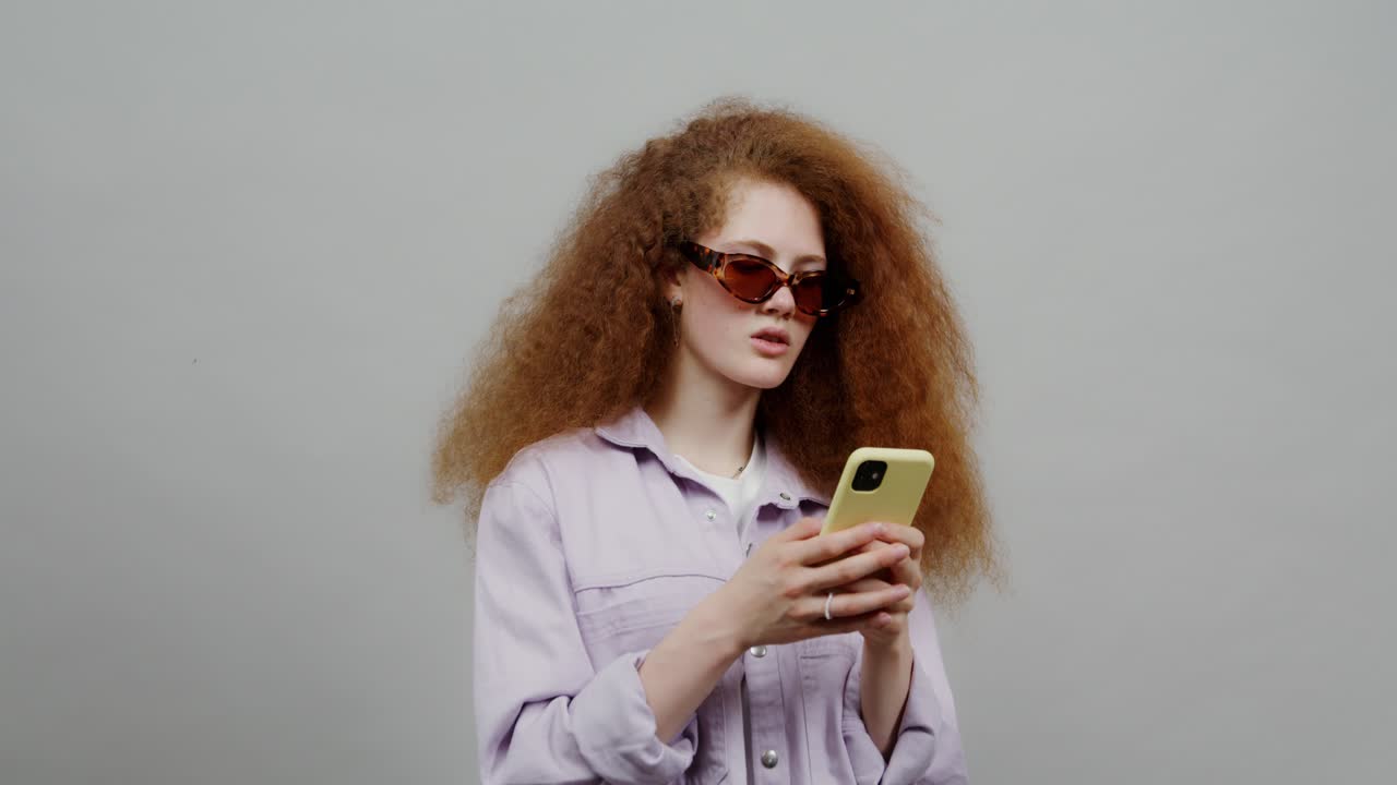 Giovane donna che usa lo smartphone
