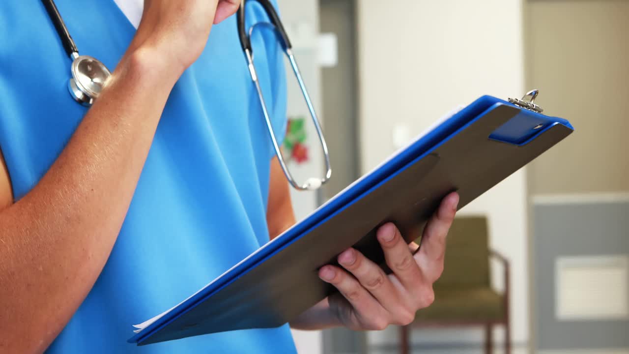 sección media del médico escribiendo un informe