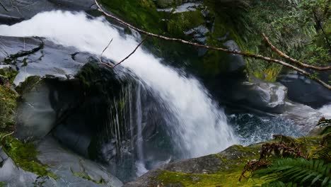 Mächtiger-Wasserfall-Im-Abgelegenen-Regenwald