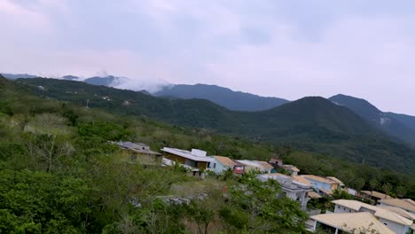 巴西烏巴圖巴 (ubatuba) 的一個海灘上空飛翔的fpv無人機拍攝