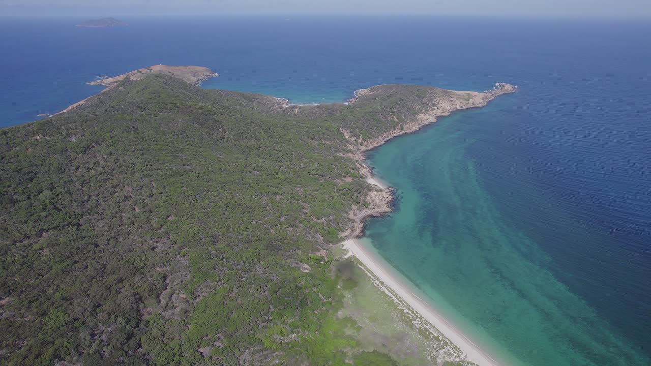 호주 퀸즐랜드 케플에서 낮에 그레이트 케펠 섬에 있는 클램 베이 해변의 공중 전망