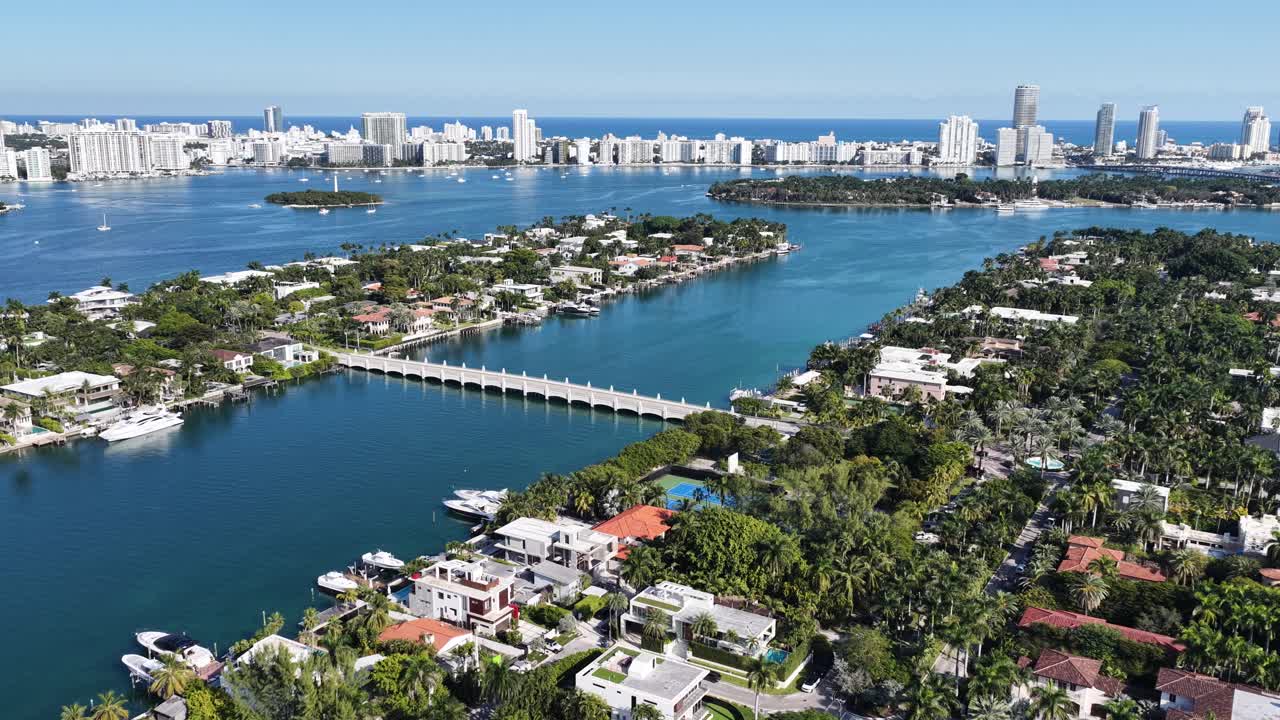 Skyline di Miami Beach a Miami Beach, Florida, Stati Uniti. Scenografici edifici multipiano. Splendido skyline. Grande paesaggio urbano. Skyline di Miami Beach in Florida, Stati Uniti. Spiaggia urbana